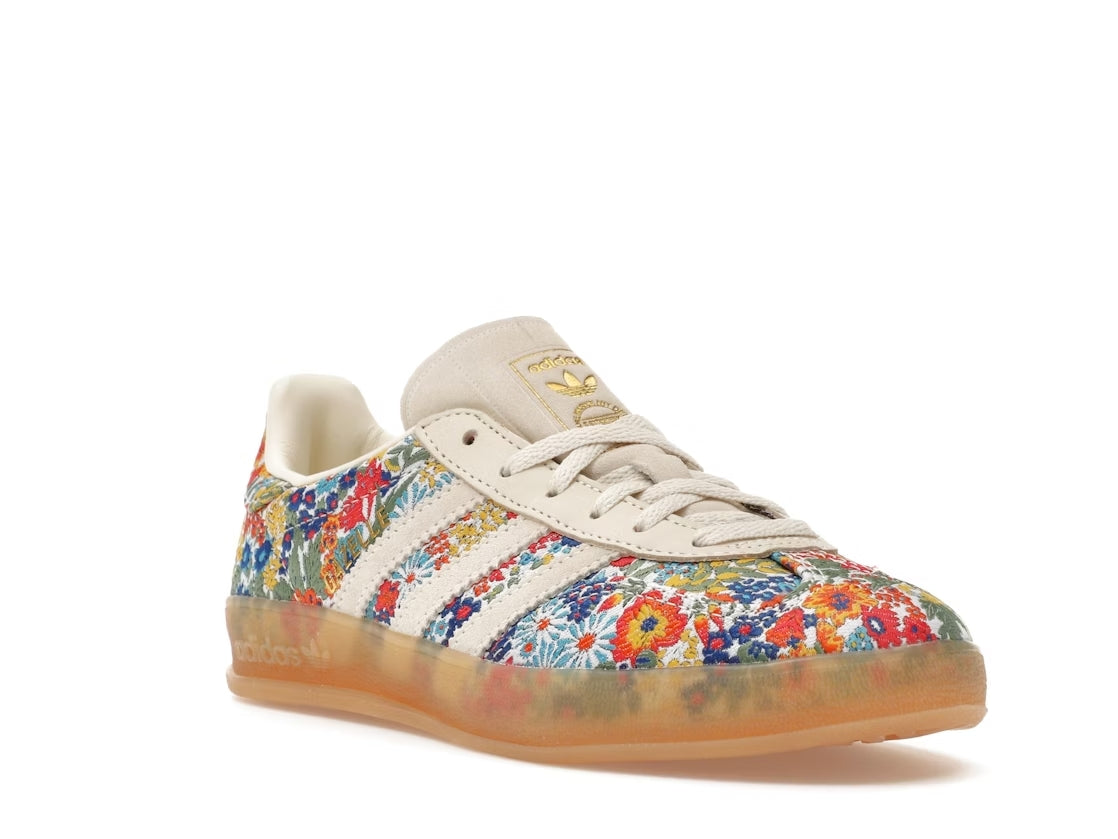 Schuhe der Marke Adidas, Mit Blumenmuster, Frühling Sneaker mit einem Blumen Stickmuster, Adidas Gazelle Indoor Liberty London Flower, Farbe Floral